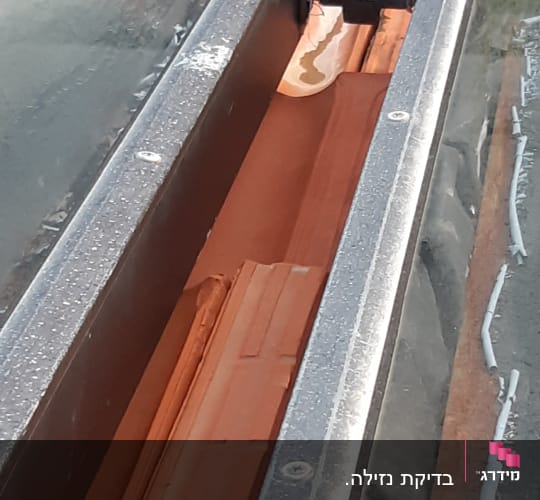 צינור מים מחובר למערכת סולארית על גג